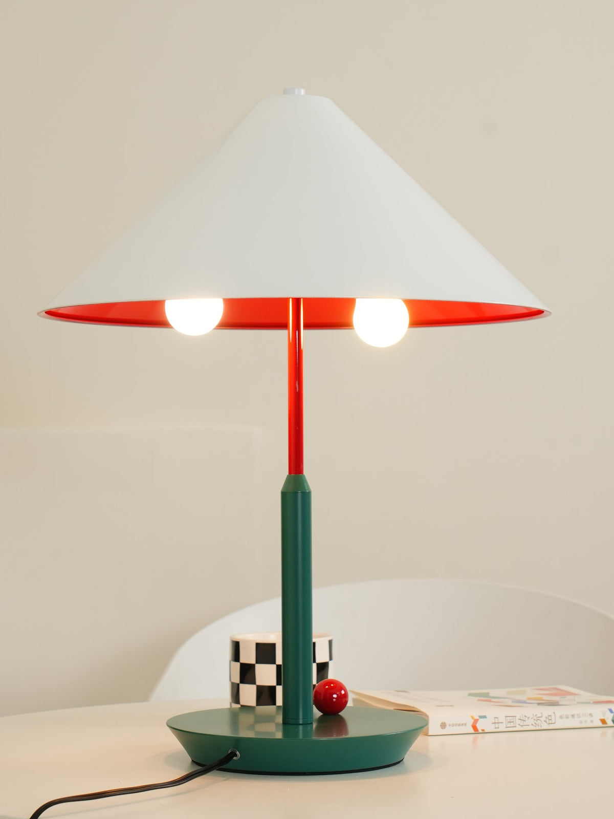 Liorinina lámpara de mesa moderna