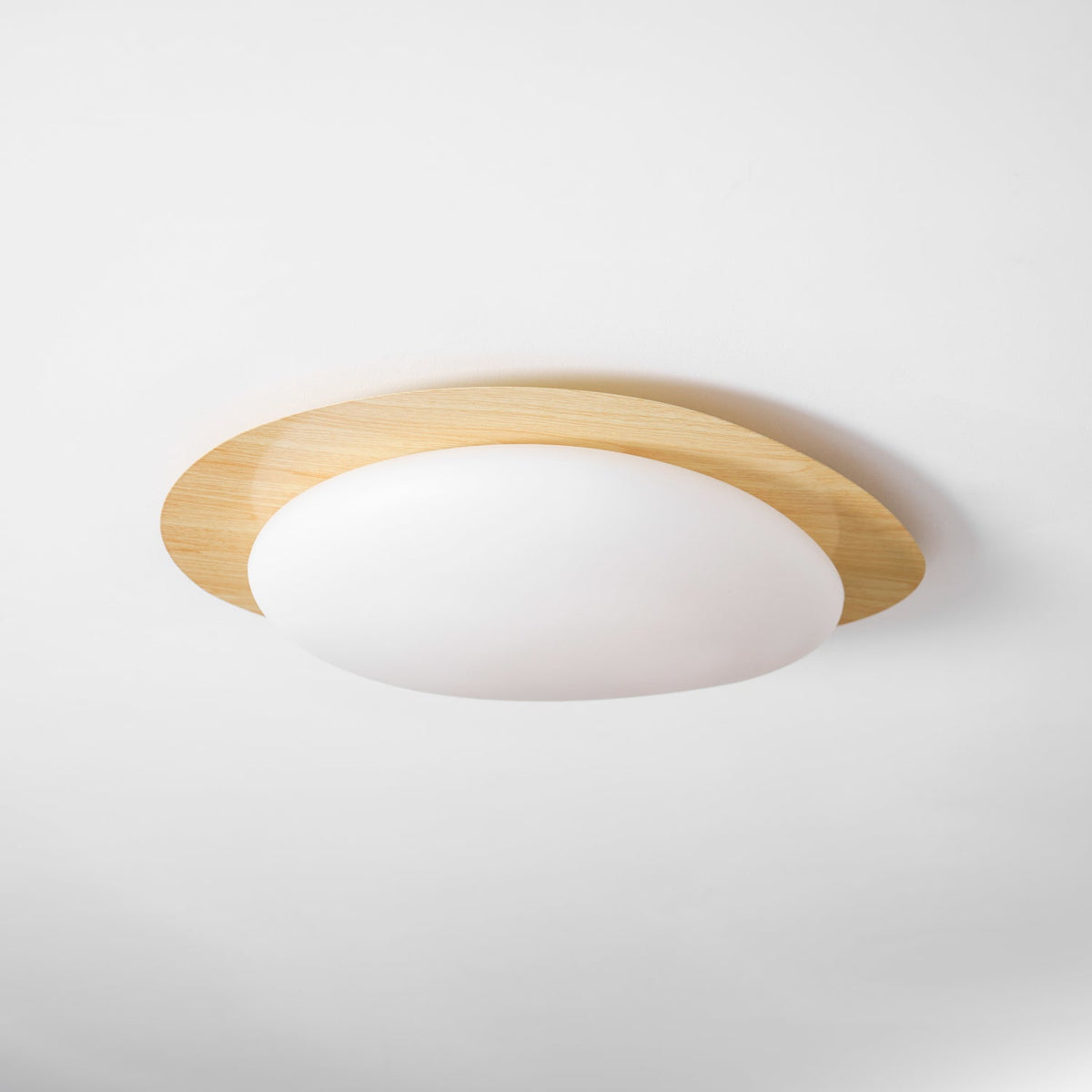 Sylenia lámpara de techo Pebble en nogal con acabado de grano de madera y pantalla de acrílico LED