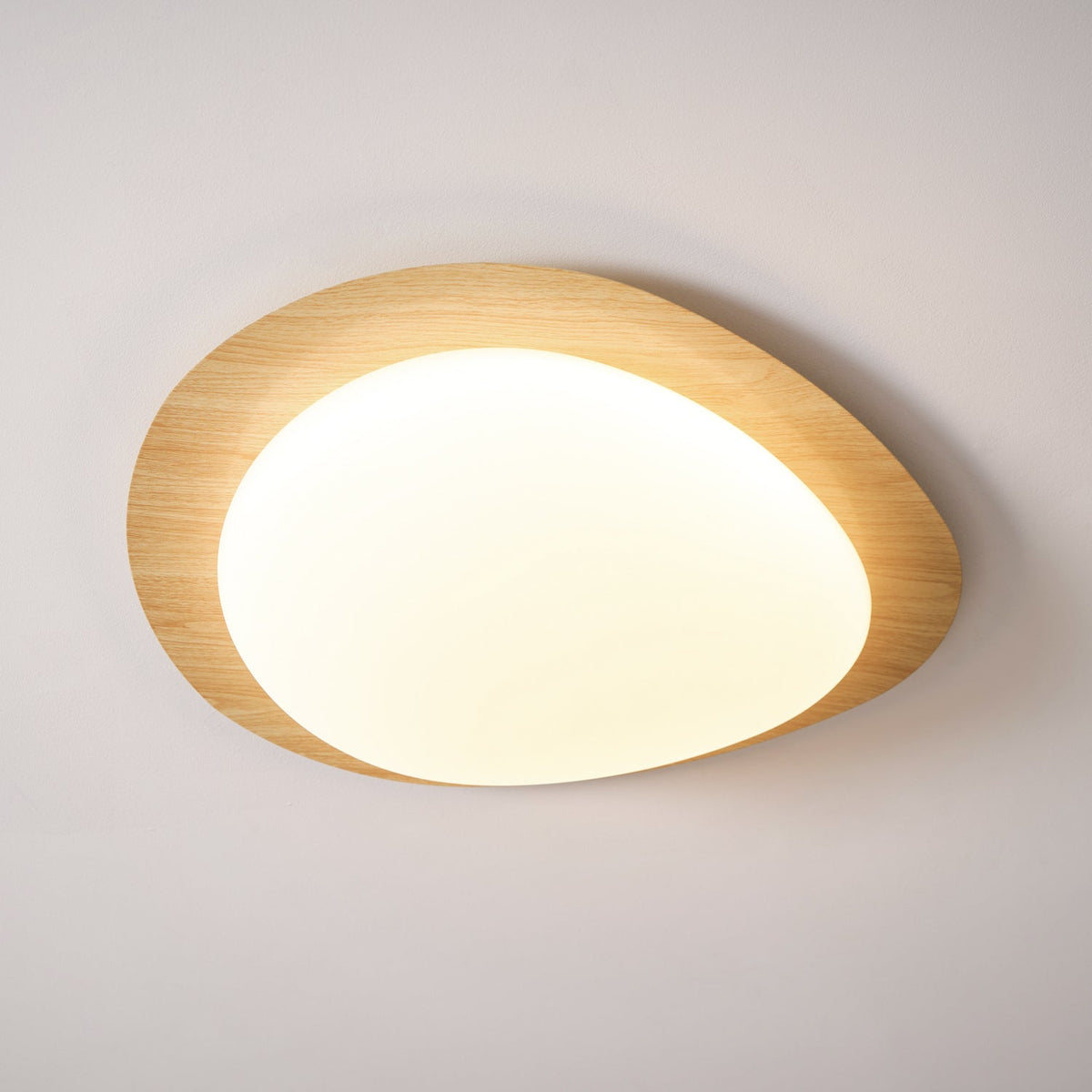 Sylenia lámpara de techo Pebble en nogal con acabado de grano de madera y pantalla de acrílico LED