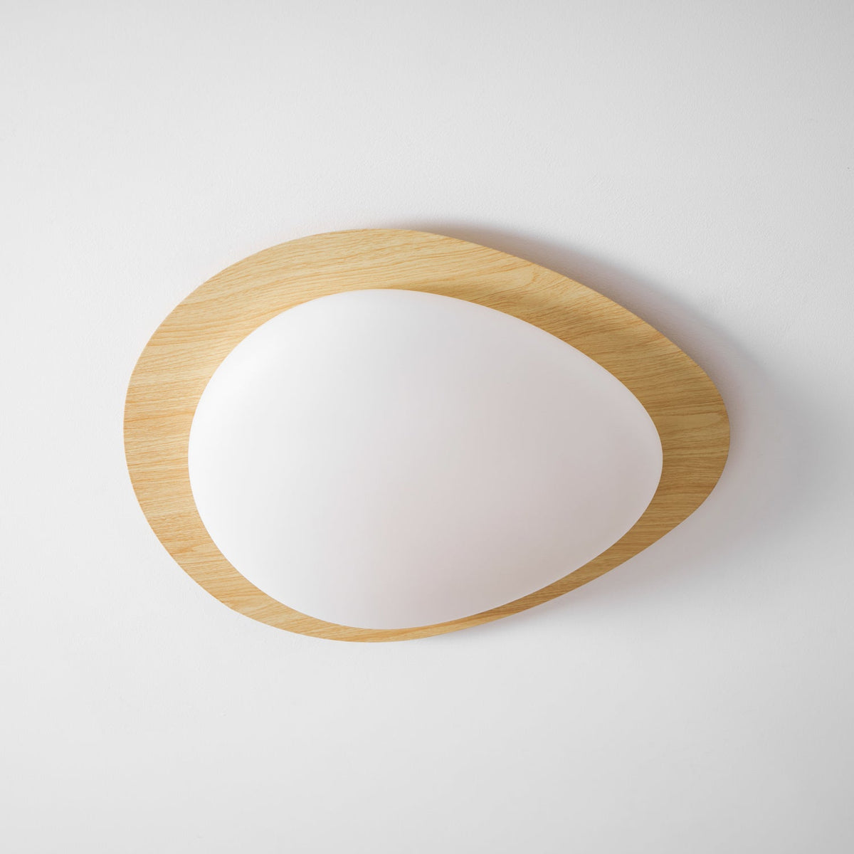 Sylenia lámpara de techo Pebble en nogal con acabado de grano de madera y pantalla de acrílico LED