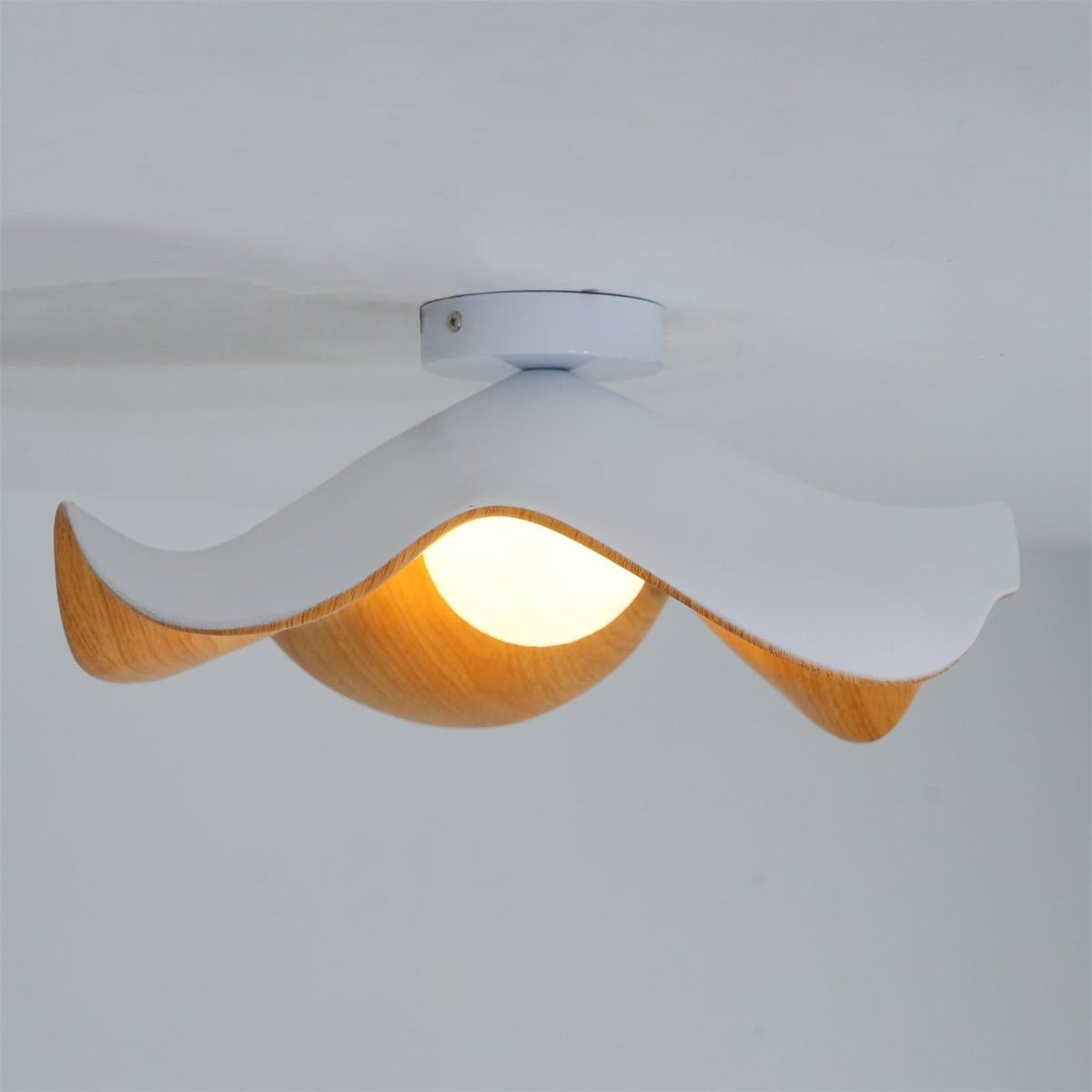 Belenor lámpara de techo Lotus Leaf con acabado de madera y blanco