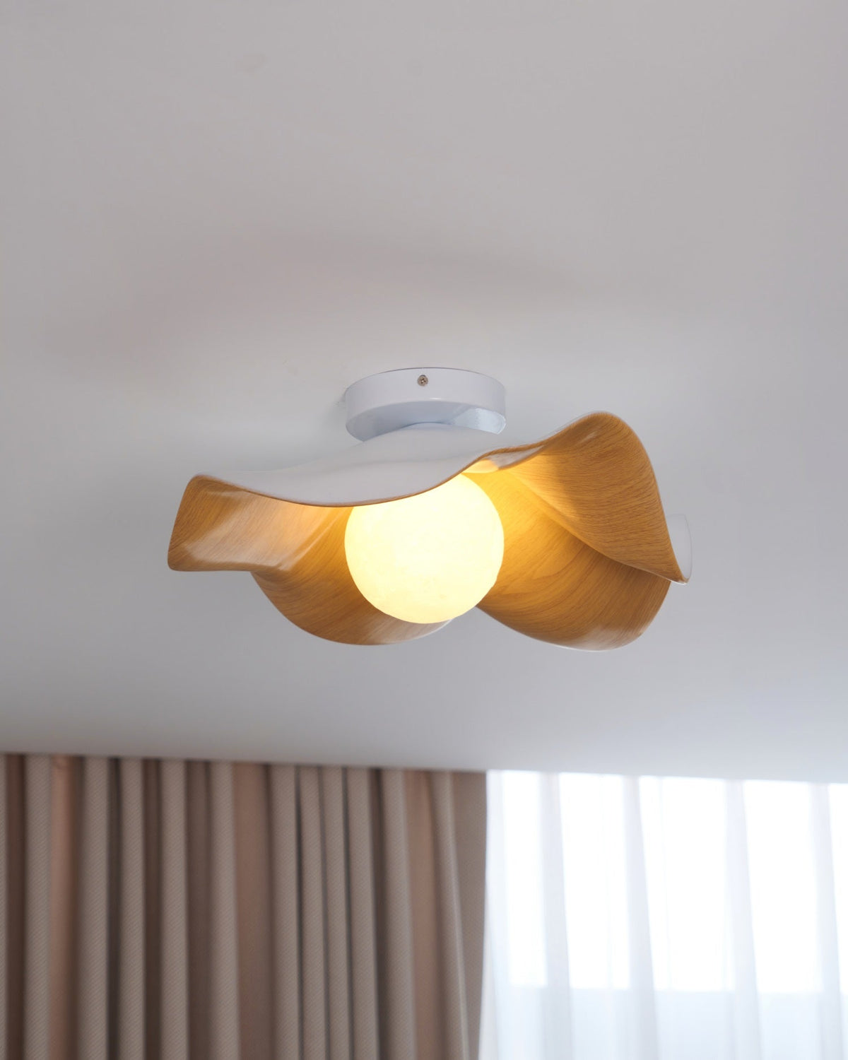 Belenor lámpara de techo Lotus Leaf con acabado de madera y blanco