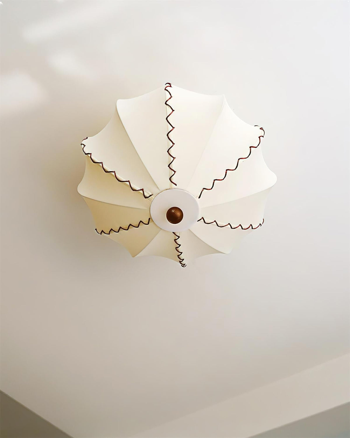 Colette lámpara de techo de tejido beige y madera de nogal