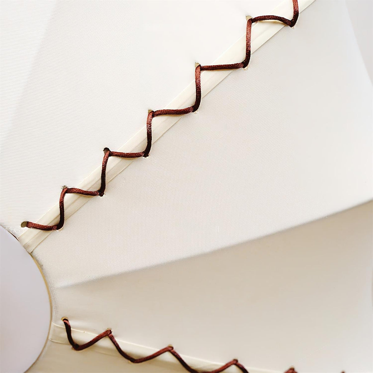 Colette lámpara de techo de tejido beige y madera de nogal