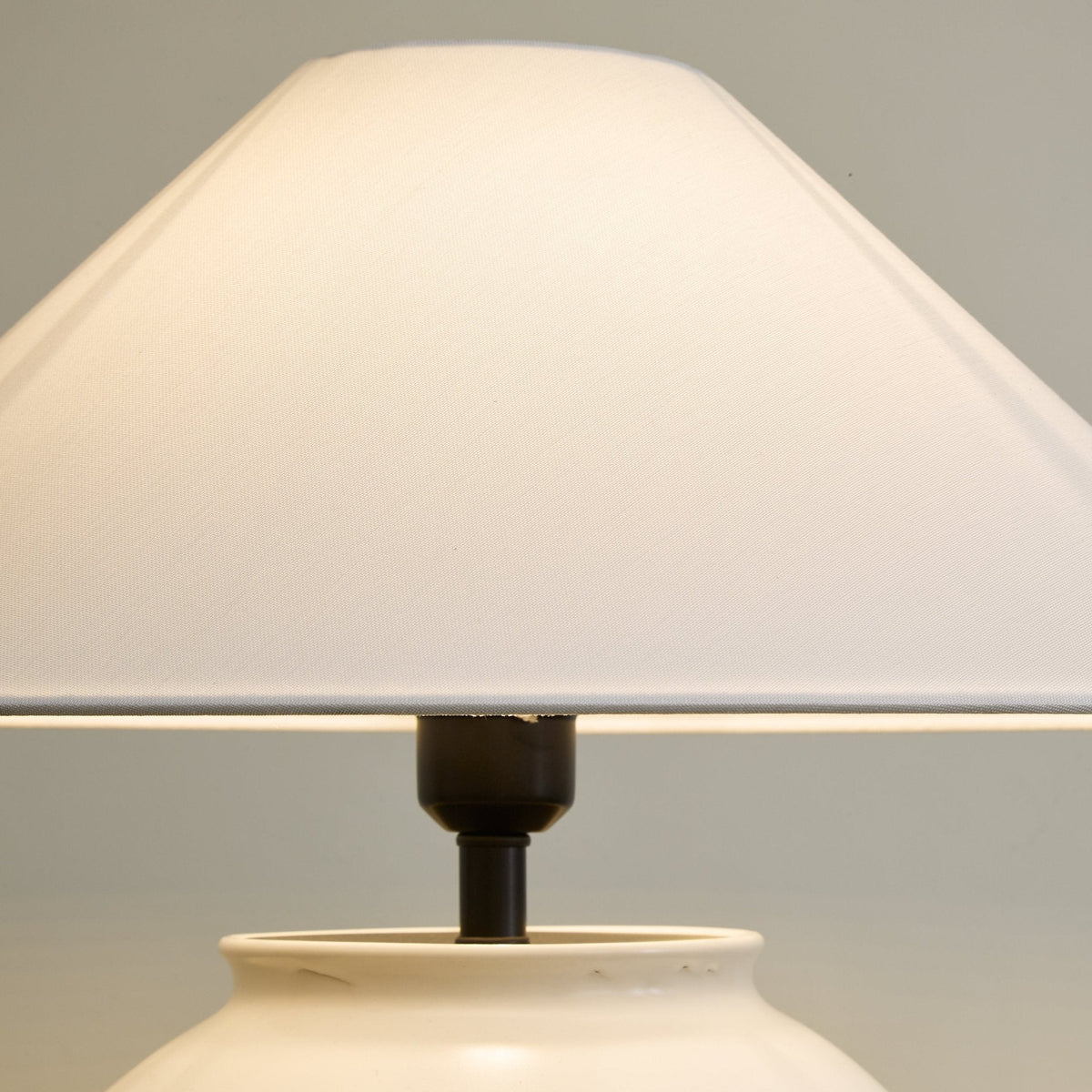 Serinina lámpara de mesa clásica de tejido