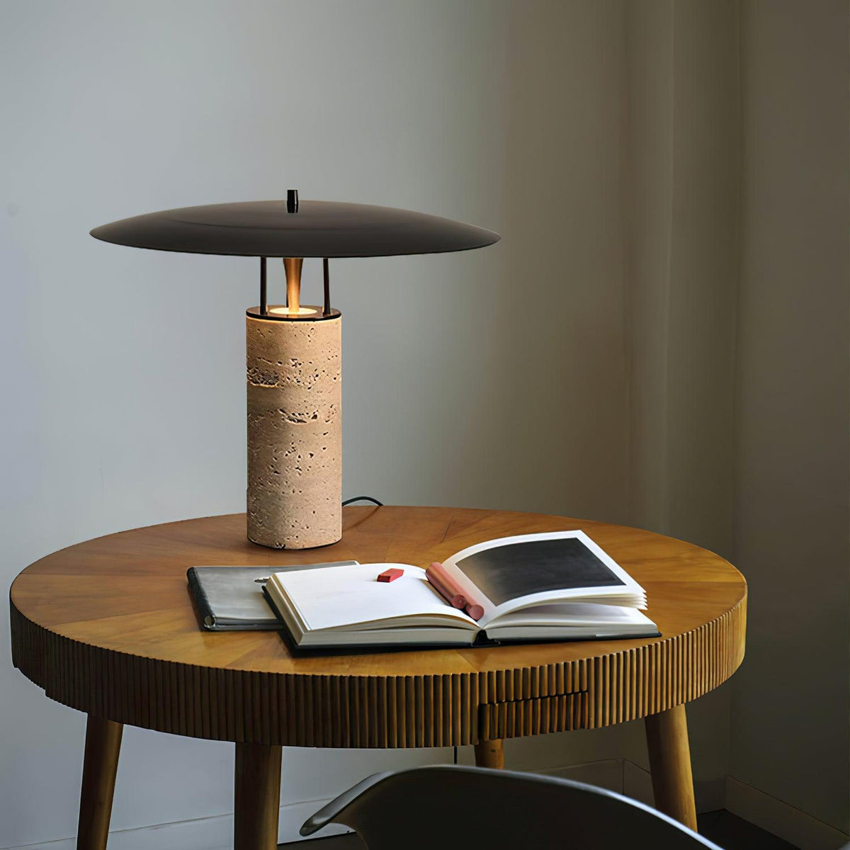 Eara lámpara de mesa Disc-Pillar travertino