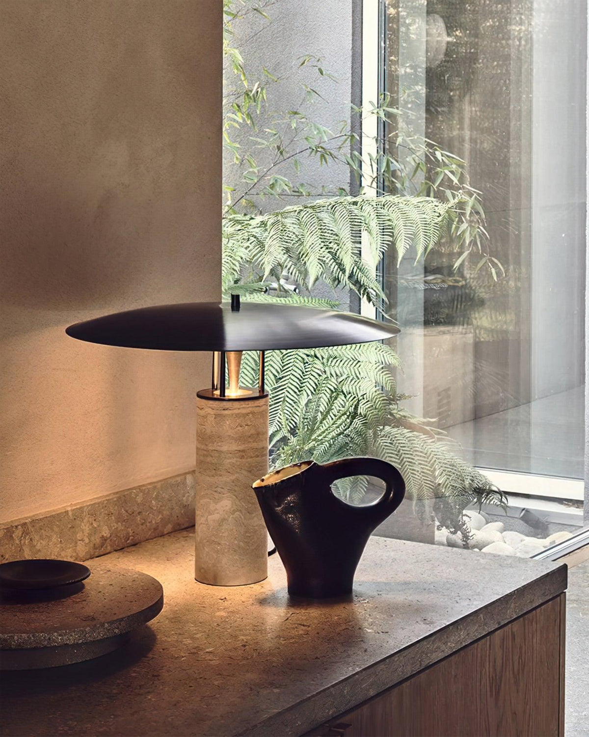 Eara lámpara de mesa Disc-Pillar travertino