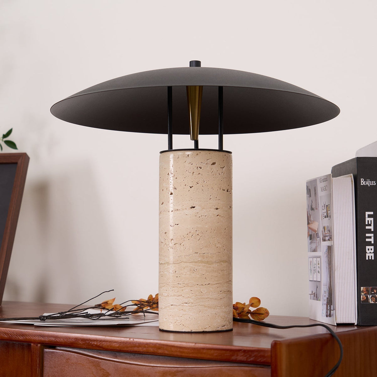 Eara lámpara de mesa Disc-Pillar travertino