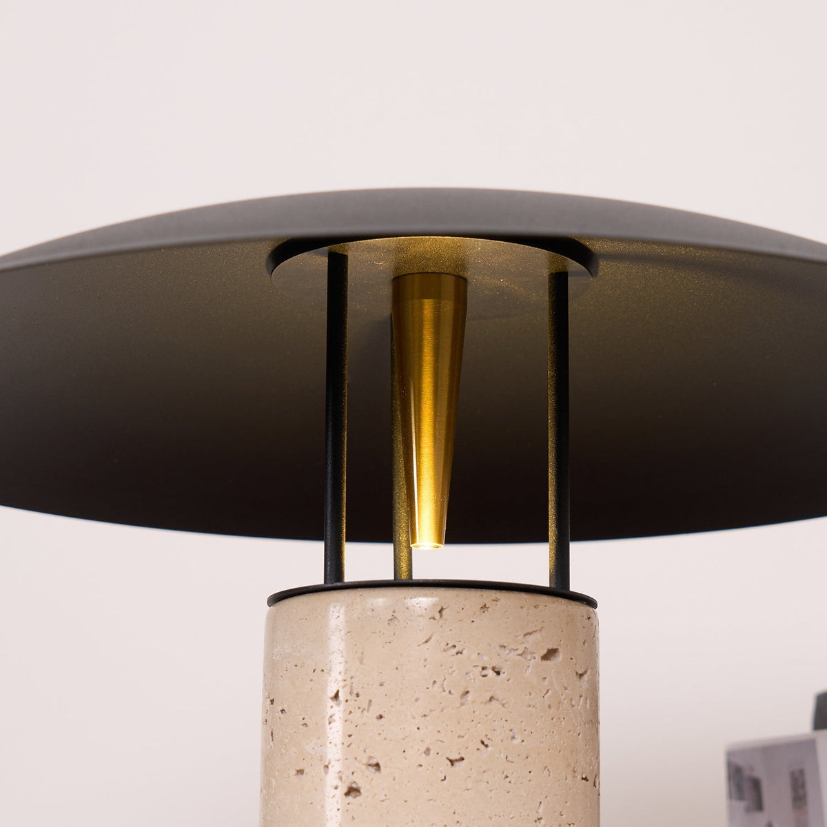 Eara lámpara de mesa Disc-Pillar travertino