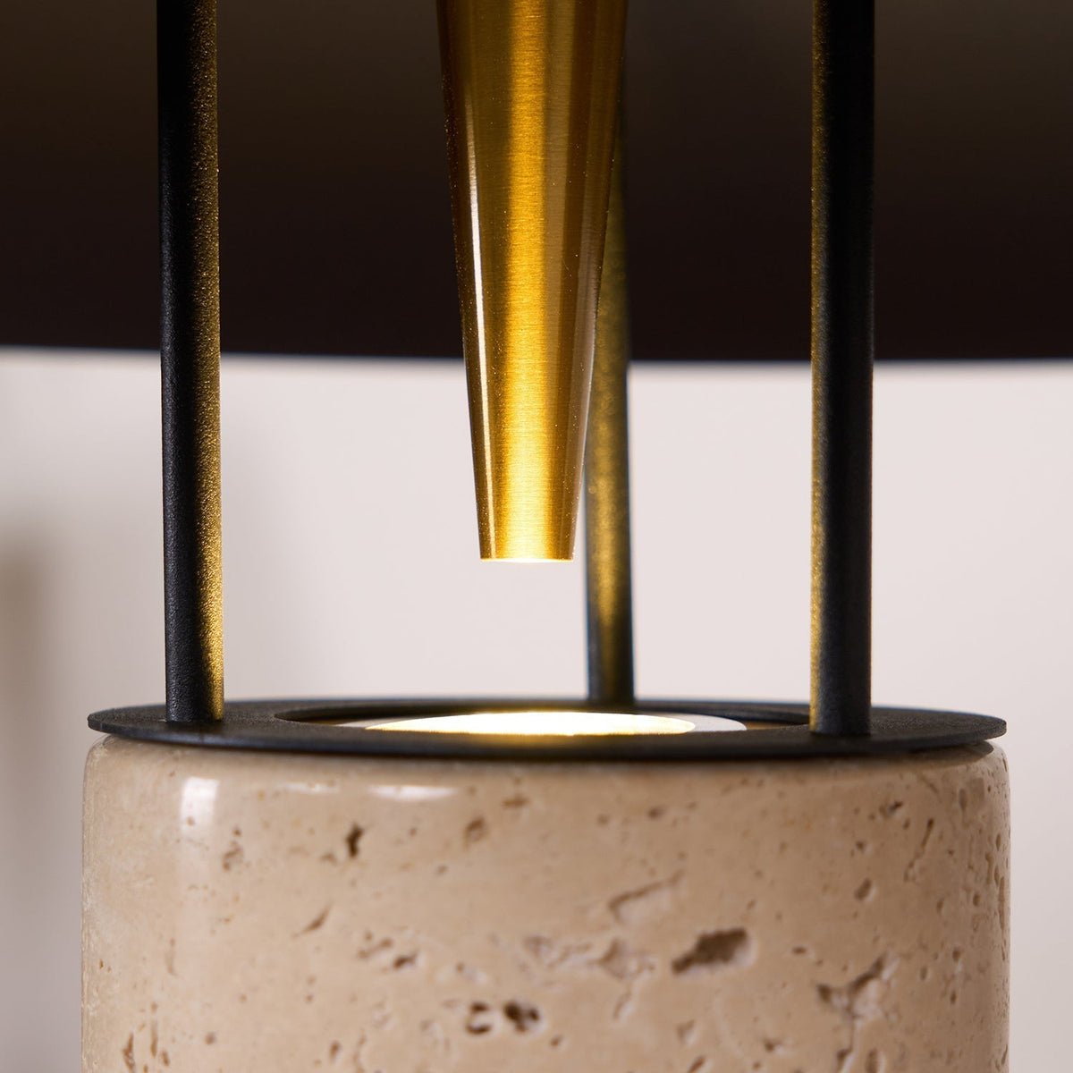Eara lámpara de mesa Disc-Pillar travertino