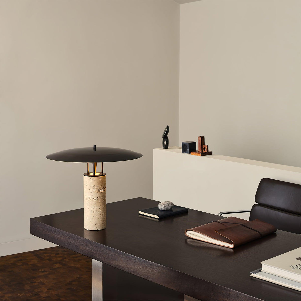Eara lámpara de mesa Disc-Pillar travertino