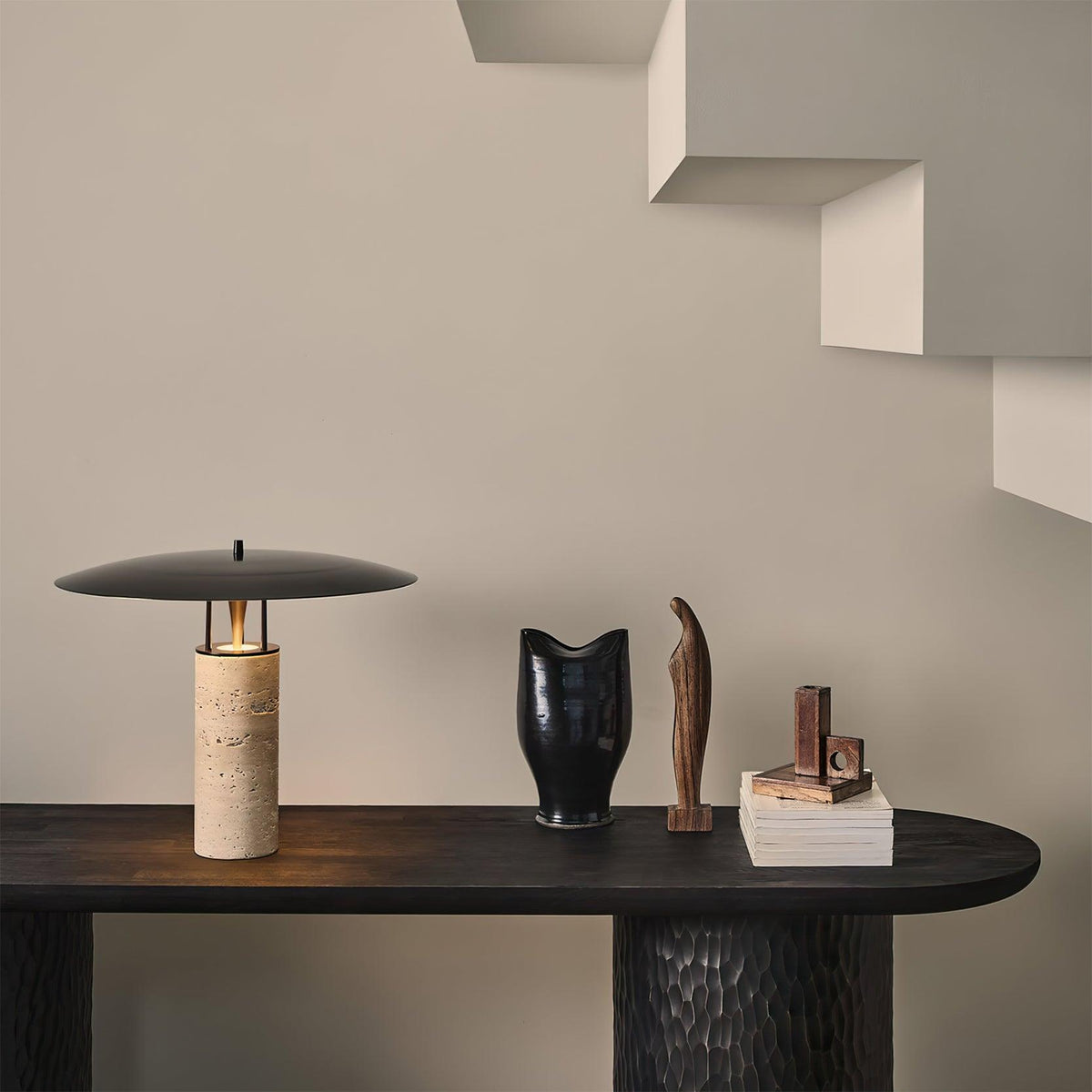 Eara lámpara de mesa Disc-Pillar travertino