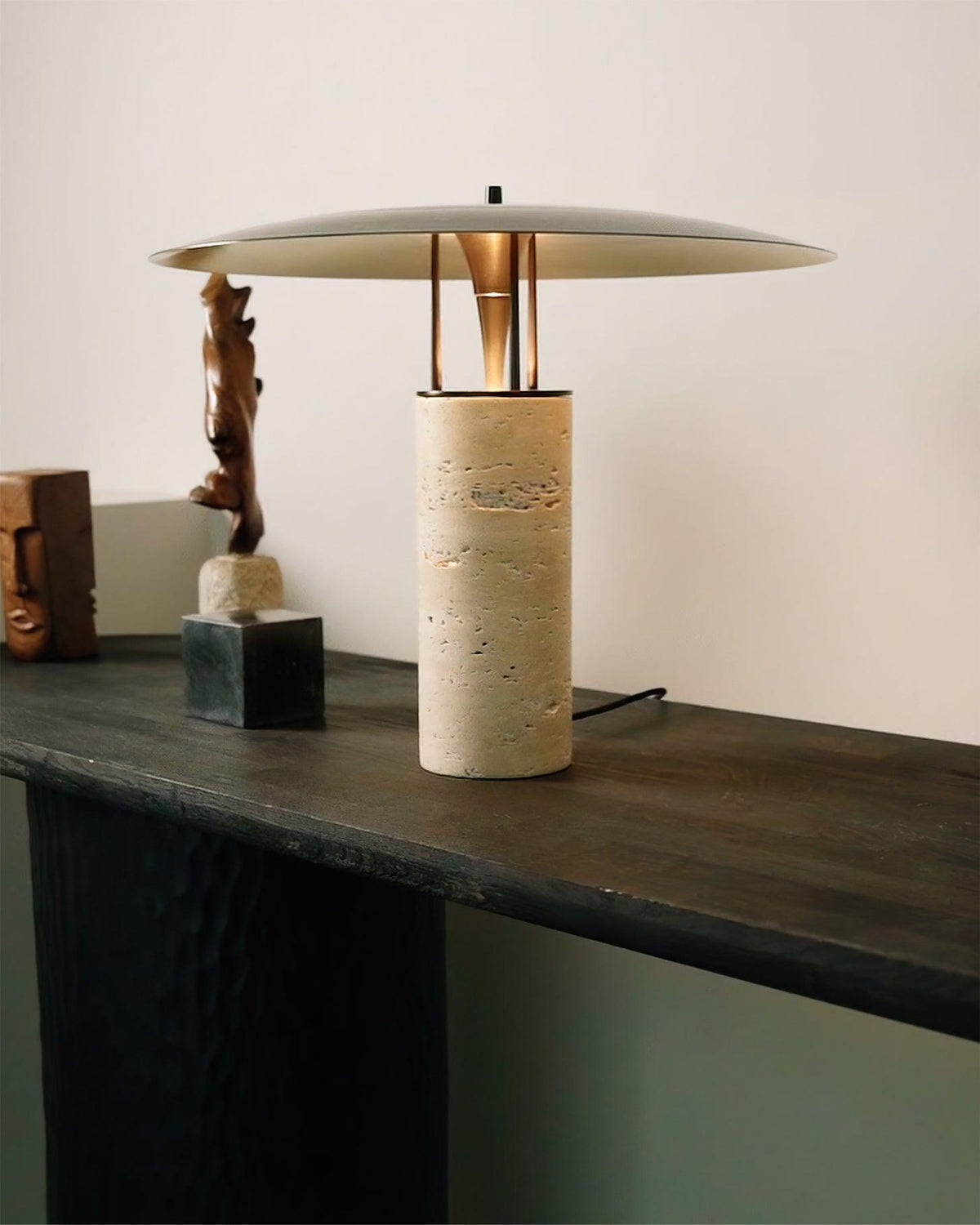 Eara lámpara de mesa Disc-Pillar travertino