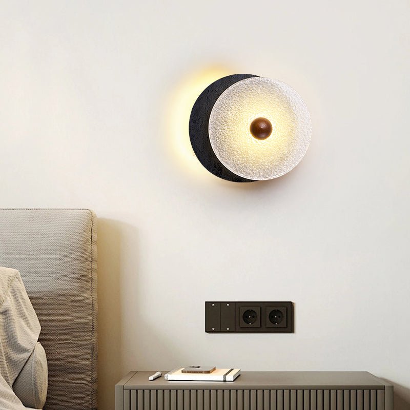 Valalaine aplique de pared con disco de vidrio texturizado y placa trasera de travertino negro