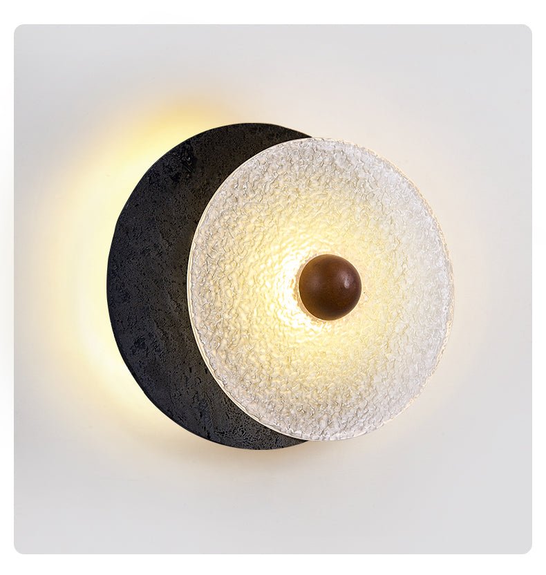 Valalaine aplique de pared con disco de vidrio texturizado y placa trasera de travertino negro