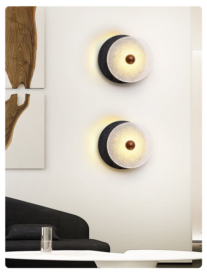 Valalaine aplique de pared con disco de vidrio texturizado y placa trasera de travertino negro
