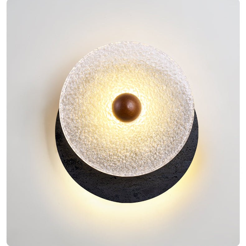 Valalaine aplique de pared con disco de vidrio texturizado y placa trasera de travertino negro