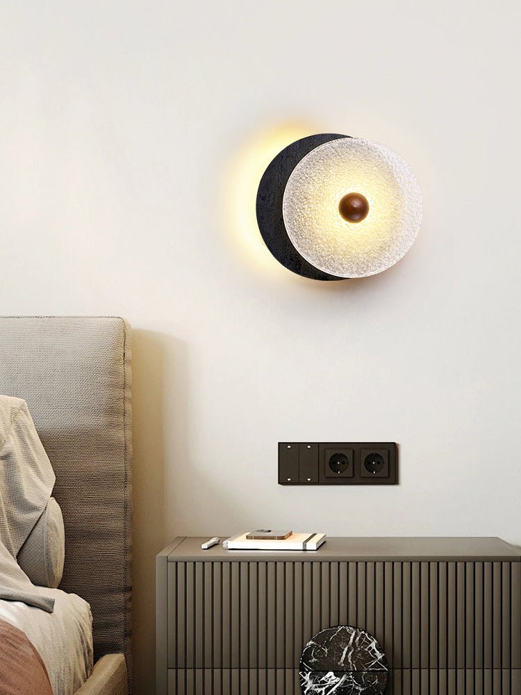 Valalaine aplique de pared con disco de vidrio texturizado y placa trasera de travertino negro