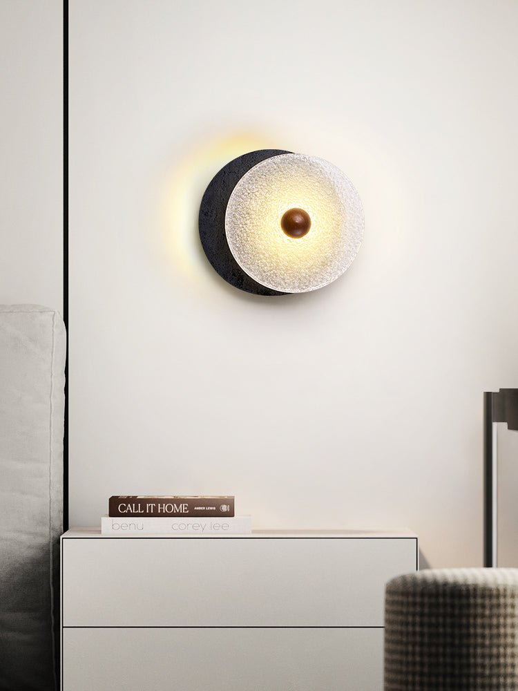 Valalaine aplique de pared con disco de vidrio texturizado y placa trasera de travertino negro