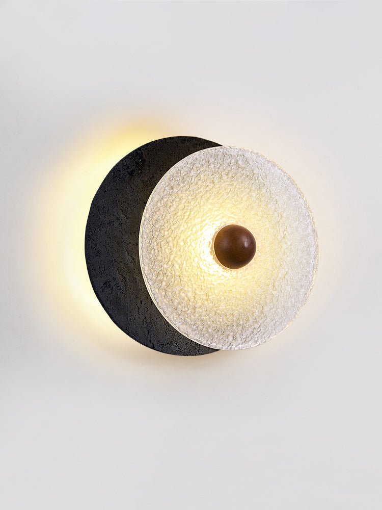 Valalaine aplique de pared con disco de vidrio texturizado y placa trasera de travertino negro