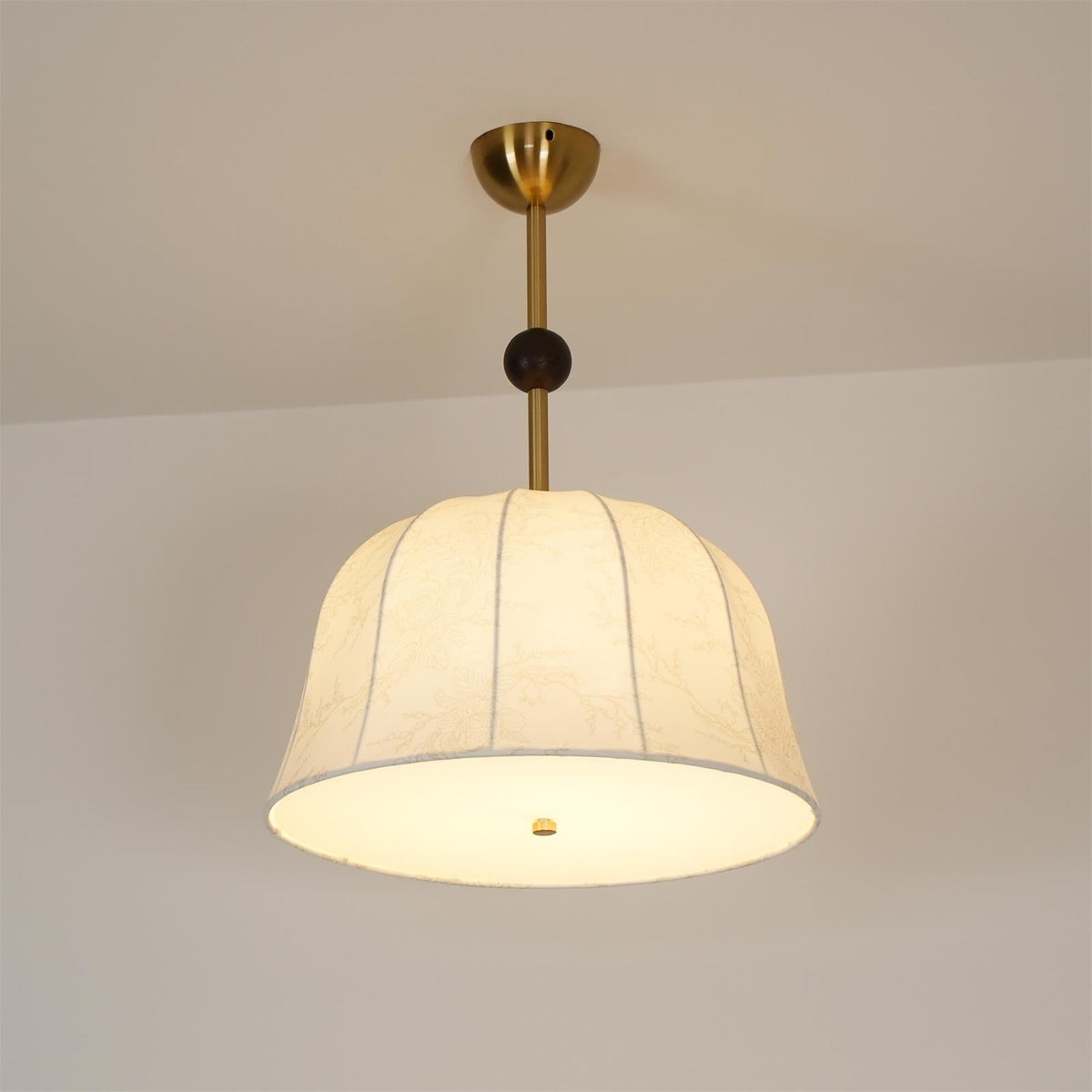Lámpara de techo en tela, metal y madera para interiores cálidos elegantes