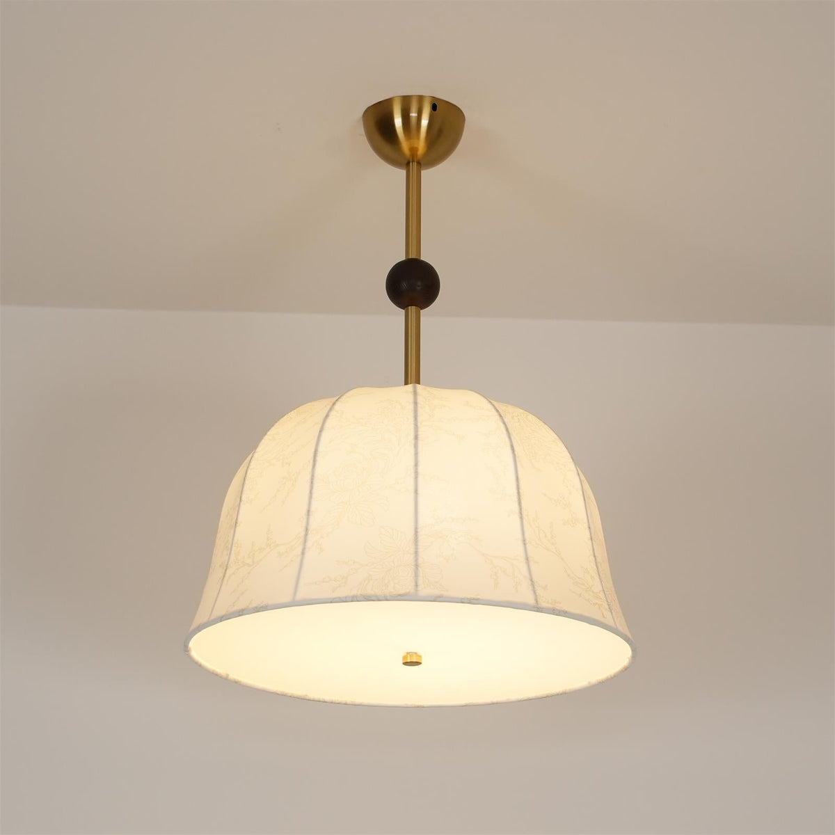 Lámpara de techo en tela, metal y madera para interiores cálidos elegantes