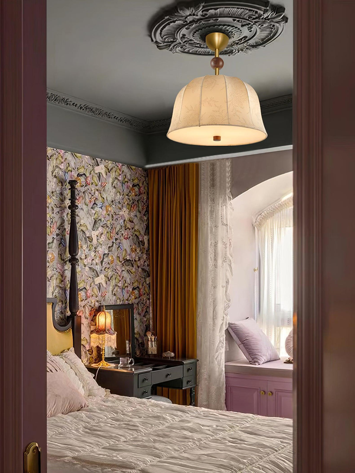 Lámpara de techo en tela, metal y madera para interiores cálidos elegantes
