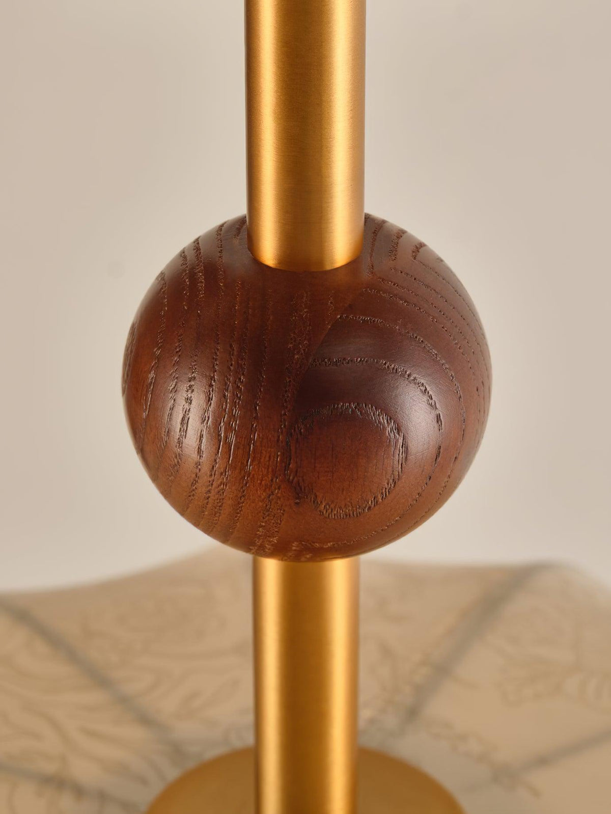 Lámpara de techo en tela, metal y madera para interiores cálidos elegantes