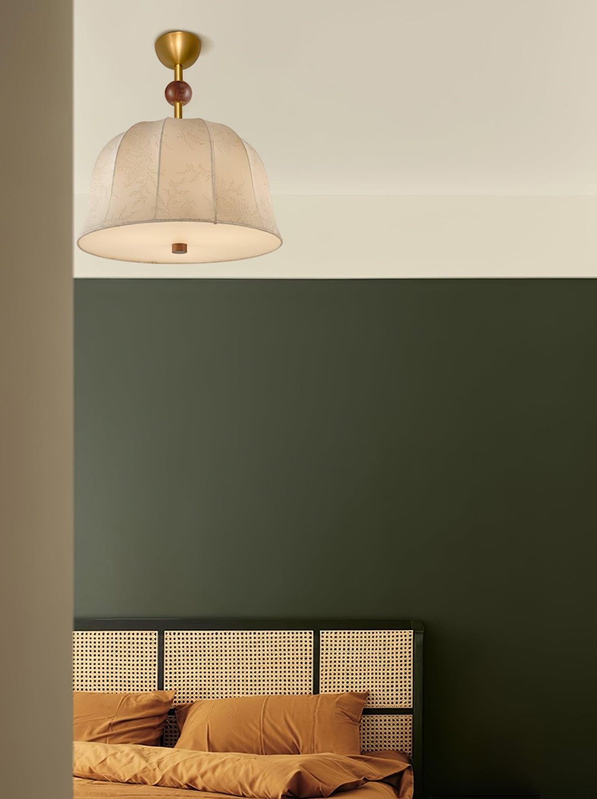 Lámpara de techo en tela, metal y madera para interiores cálidos elegantes