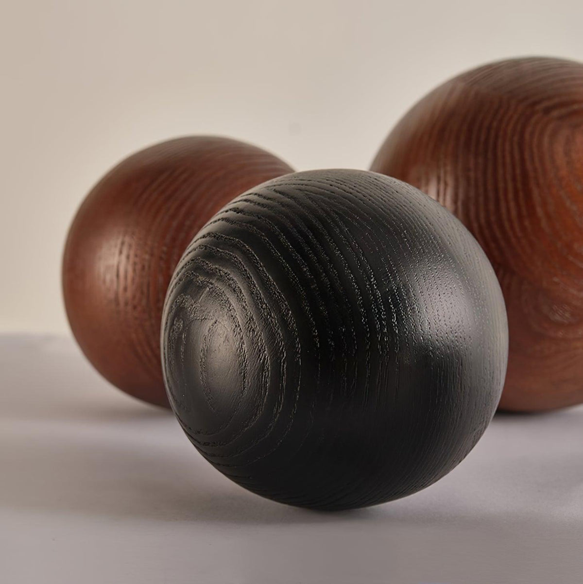 Lámpara de techo en tela, metal y madera para interiores cálidos elegantes