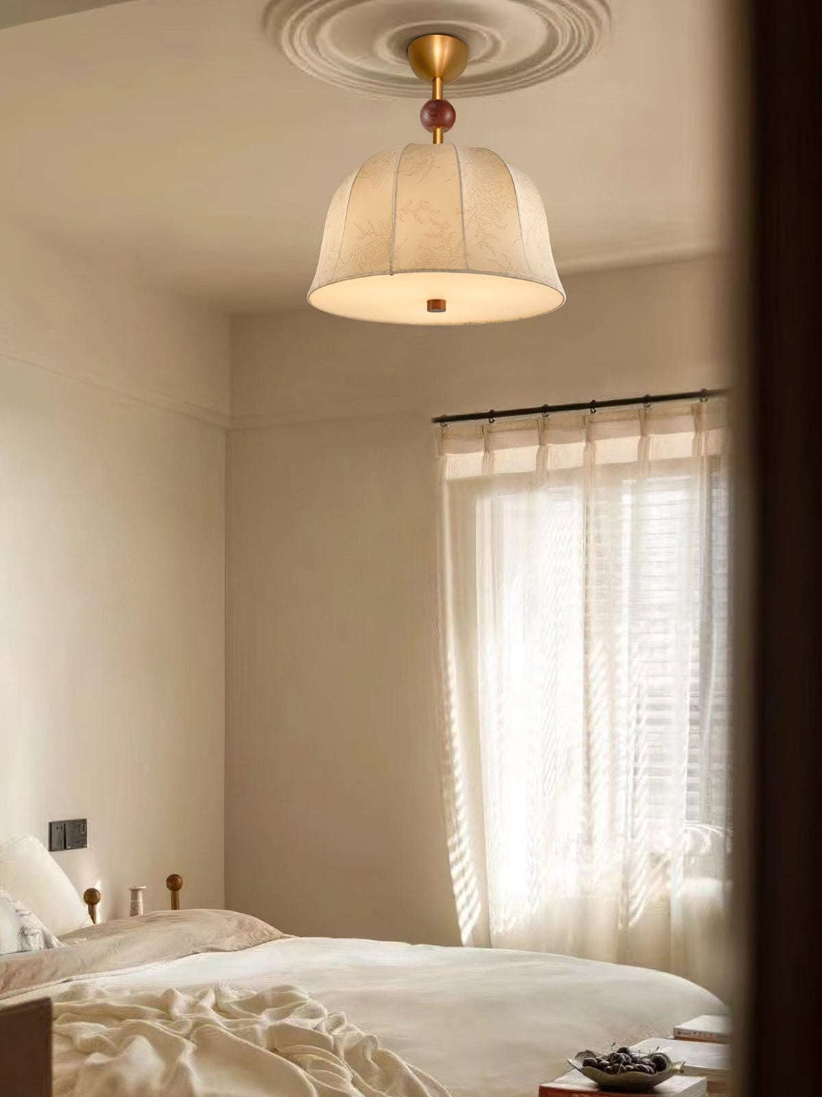 Lámpara de techo en tela, metal y madera para interiores cálidos elegantes