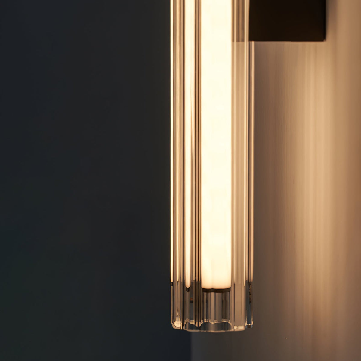 Corv aplique de pared con pantalla de vidrio contemporáneo