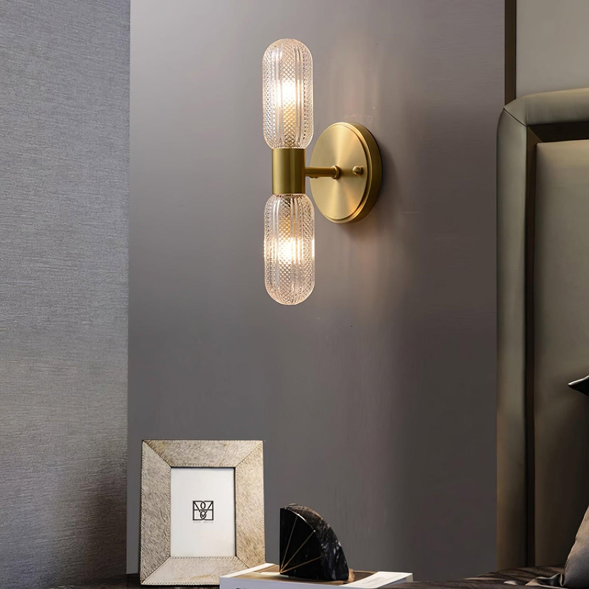 Eira aplique de pared con dos luces en latón y vidrio texturizado