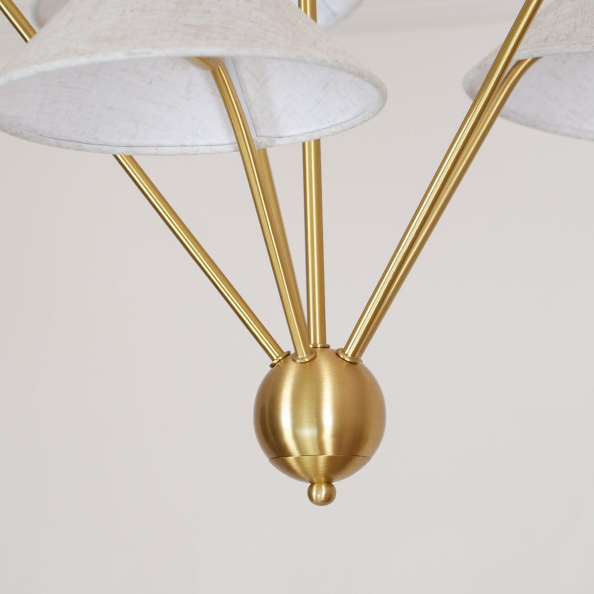 Oriisora lámpara de araña de latón curva beige