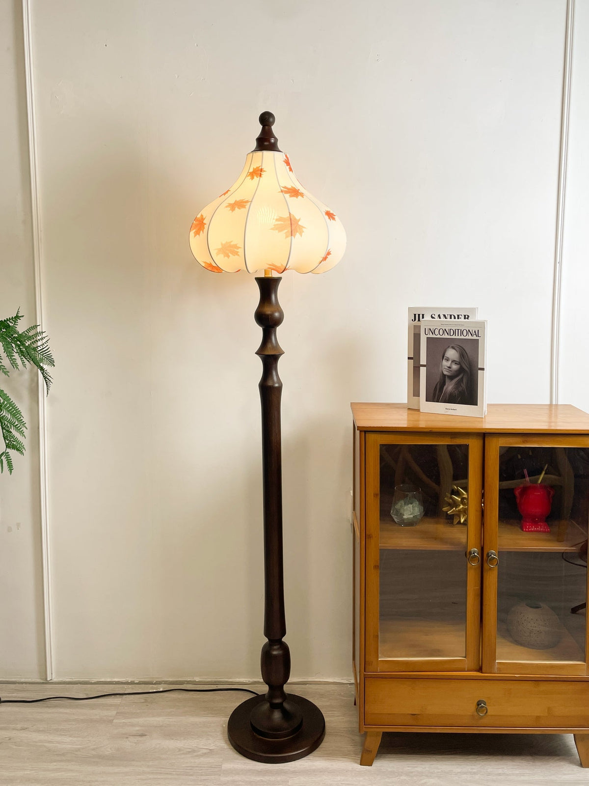 Maplen lámpara de pie de madera y tejido vintage
