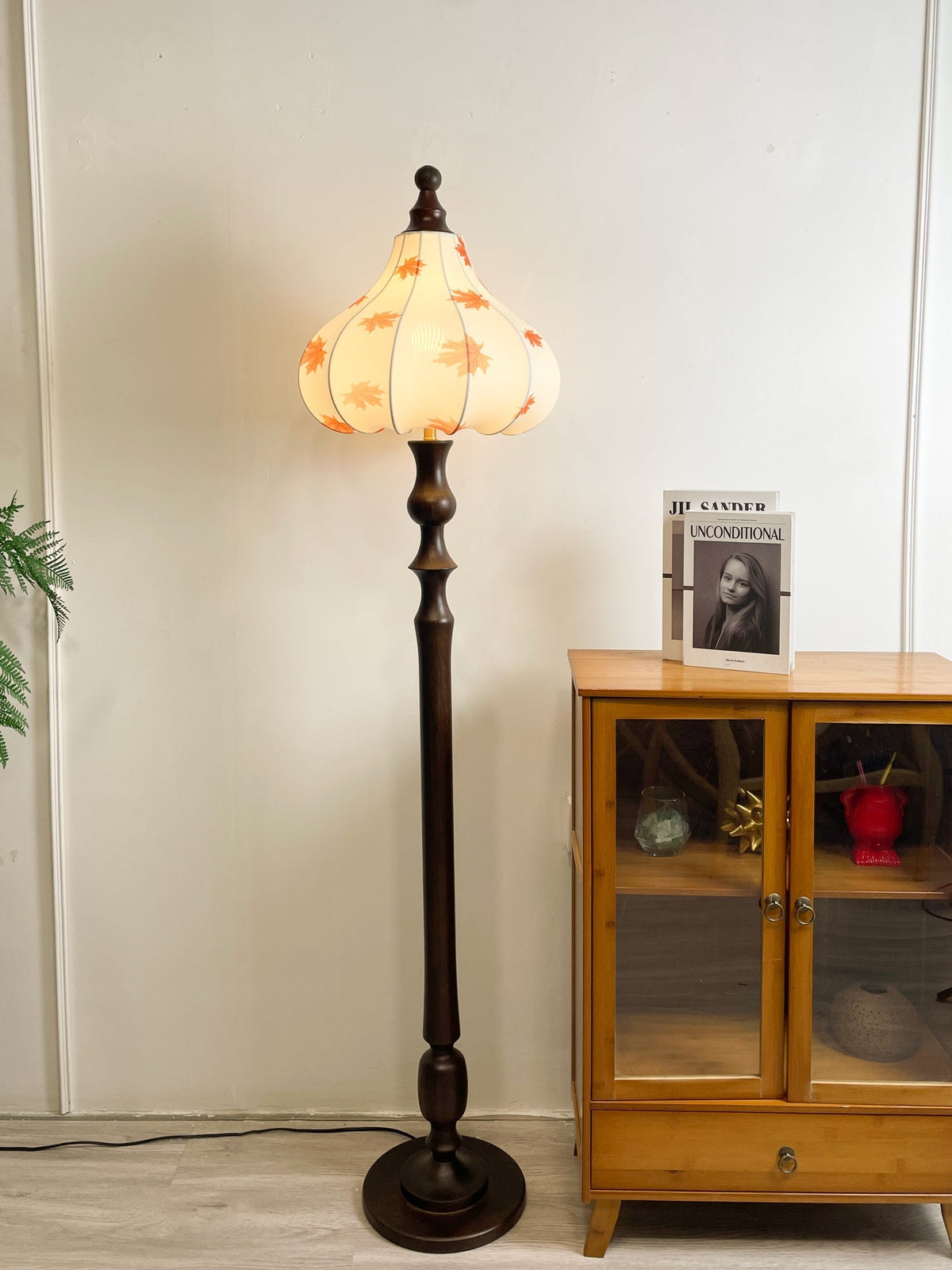 Maplen lámpara de pie de madera y tejido vintage