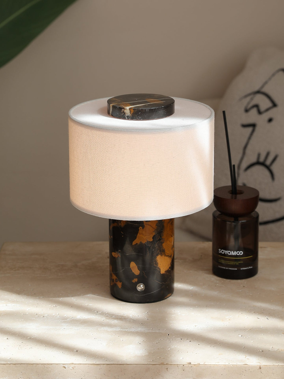 Kalvy lámpara de mesa cilíndrica de mármol travertino