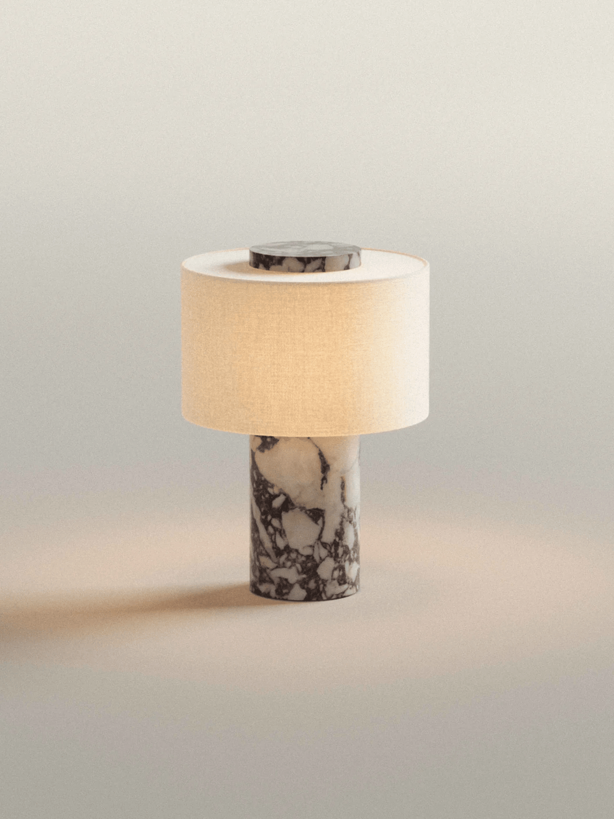 Kalvy lámpara de mesa cilíndrica de mármol travertino