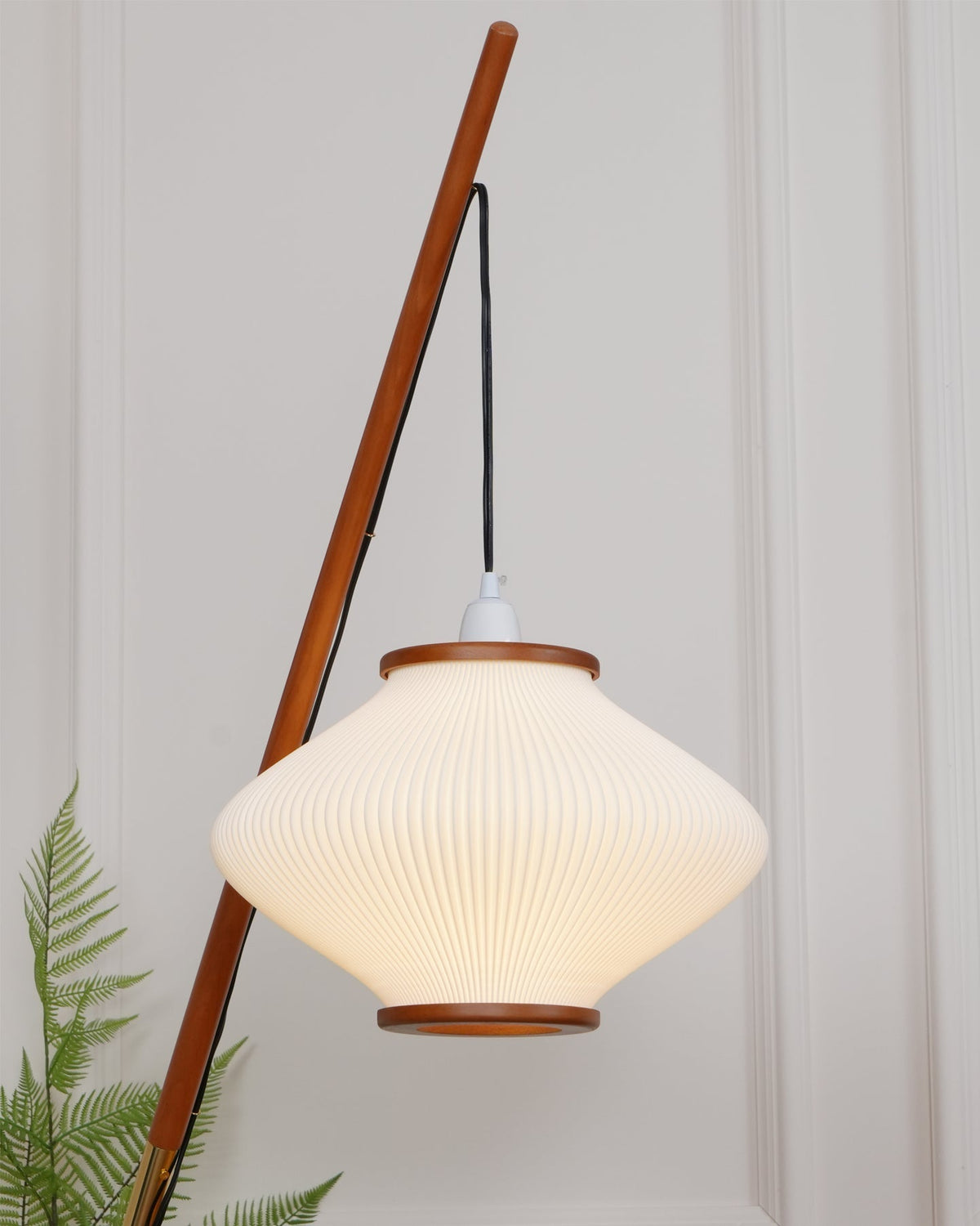Ervenil lámpara de pie de madera y vidrio estilo mid-century