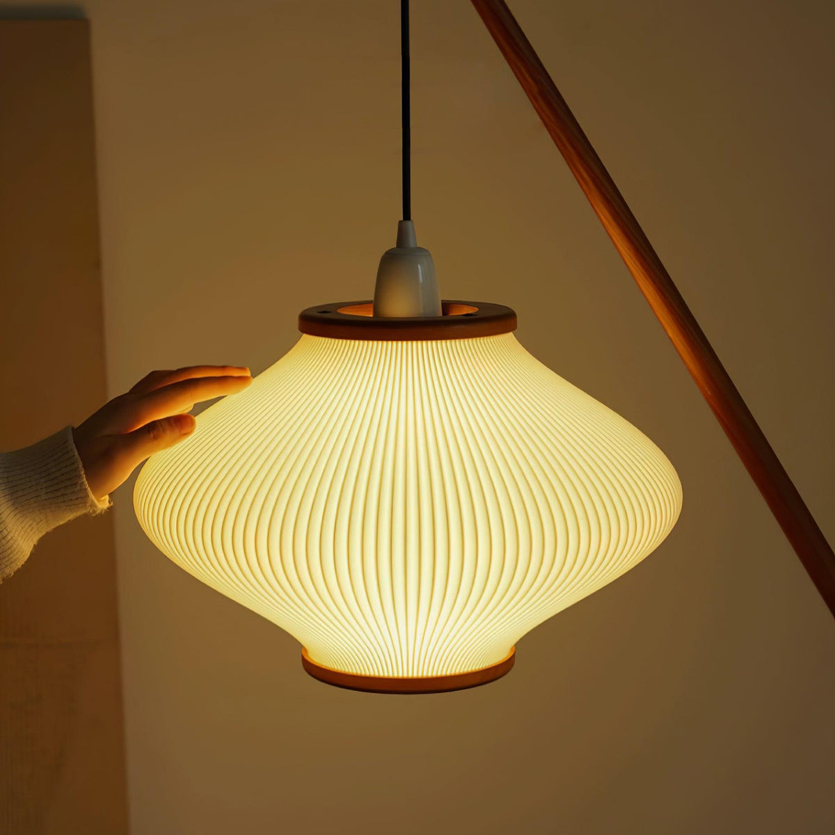 Ervenil lámpara de pie de madera y vidrio estilo mid-century
