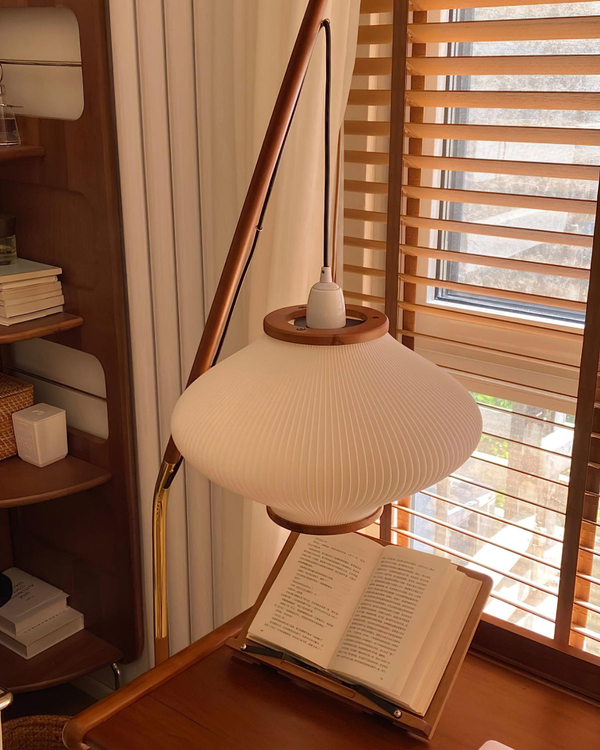 Ervenil lámpara de pie de madera y vidrio estilo mid-century