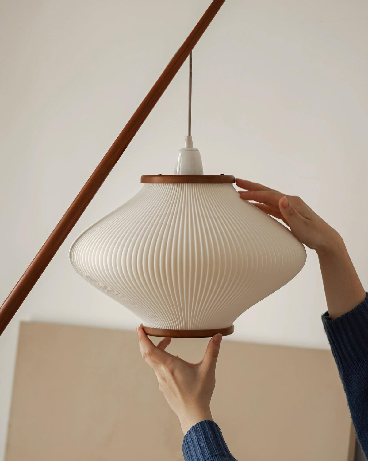 Ervenil lámpara de pie de madera y vidrio estilo mid-century