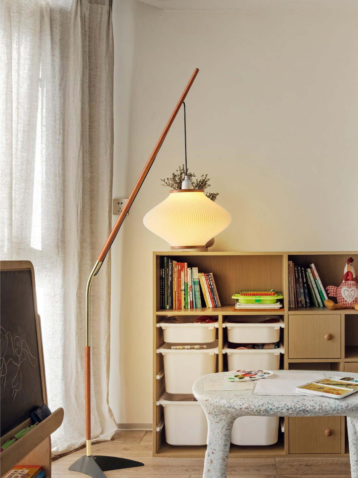 Ervenil lámpara de pie de madera y vidrio estilo mid-century