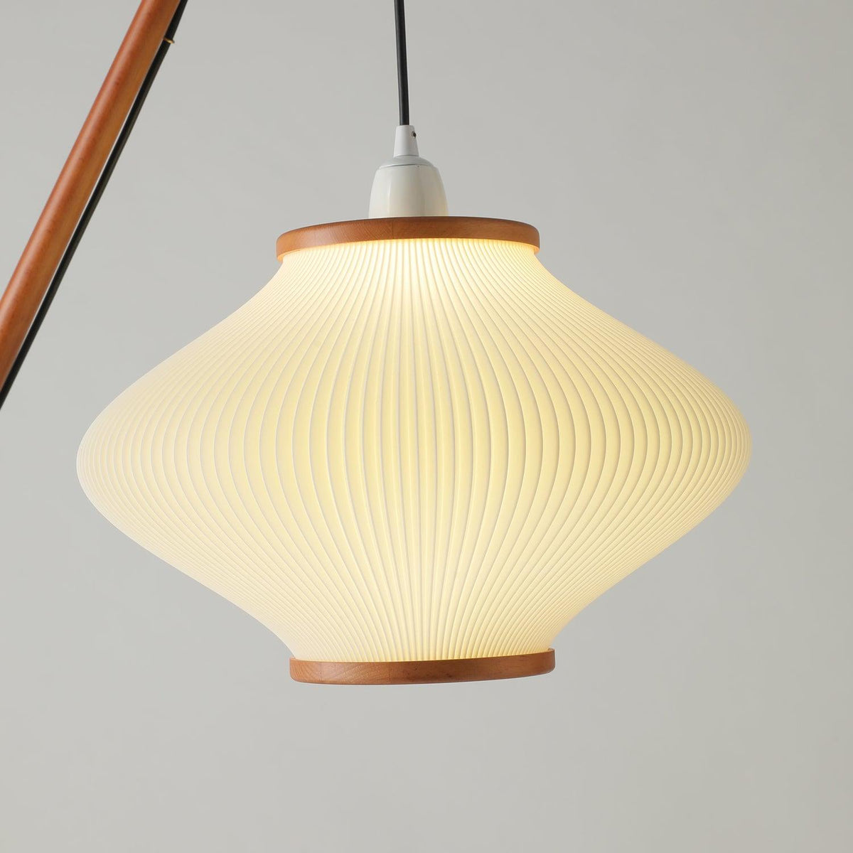 Ervenil lámpara de pie de madera y vidrio estilo mid-century