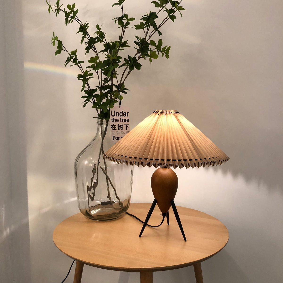 Elyse lámpara de mesa de madera y tejido