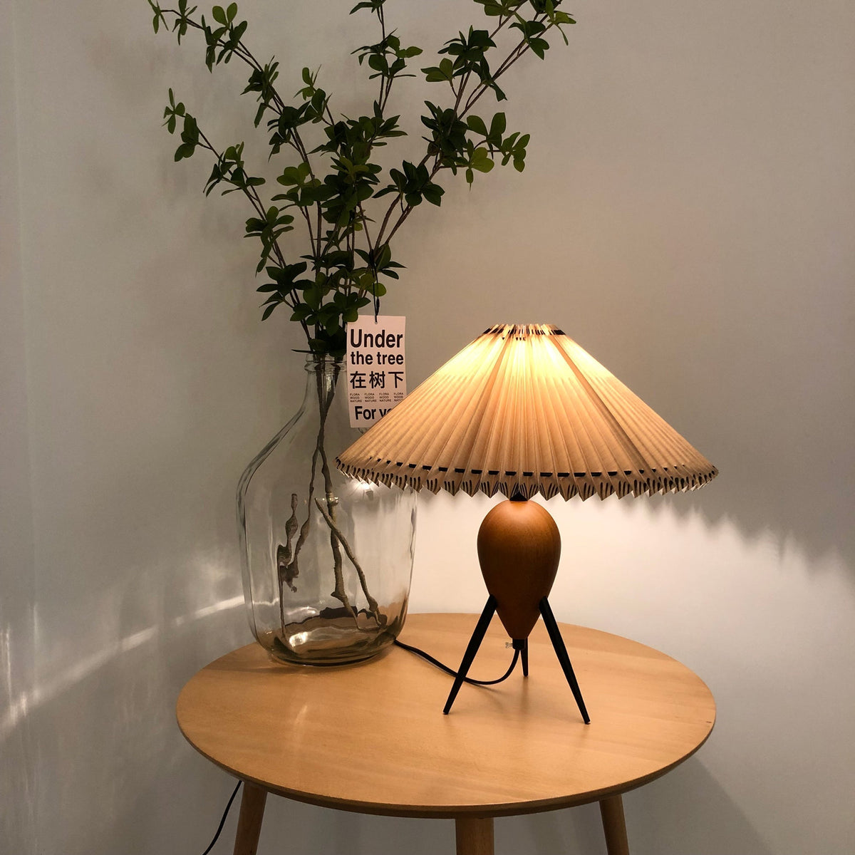 Elyse lámpara de mesa de madera y tejido