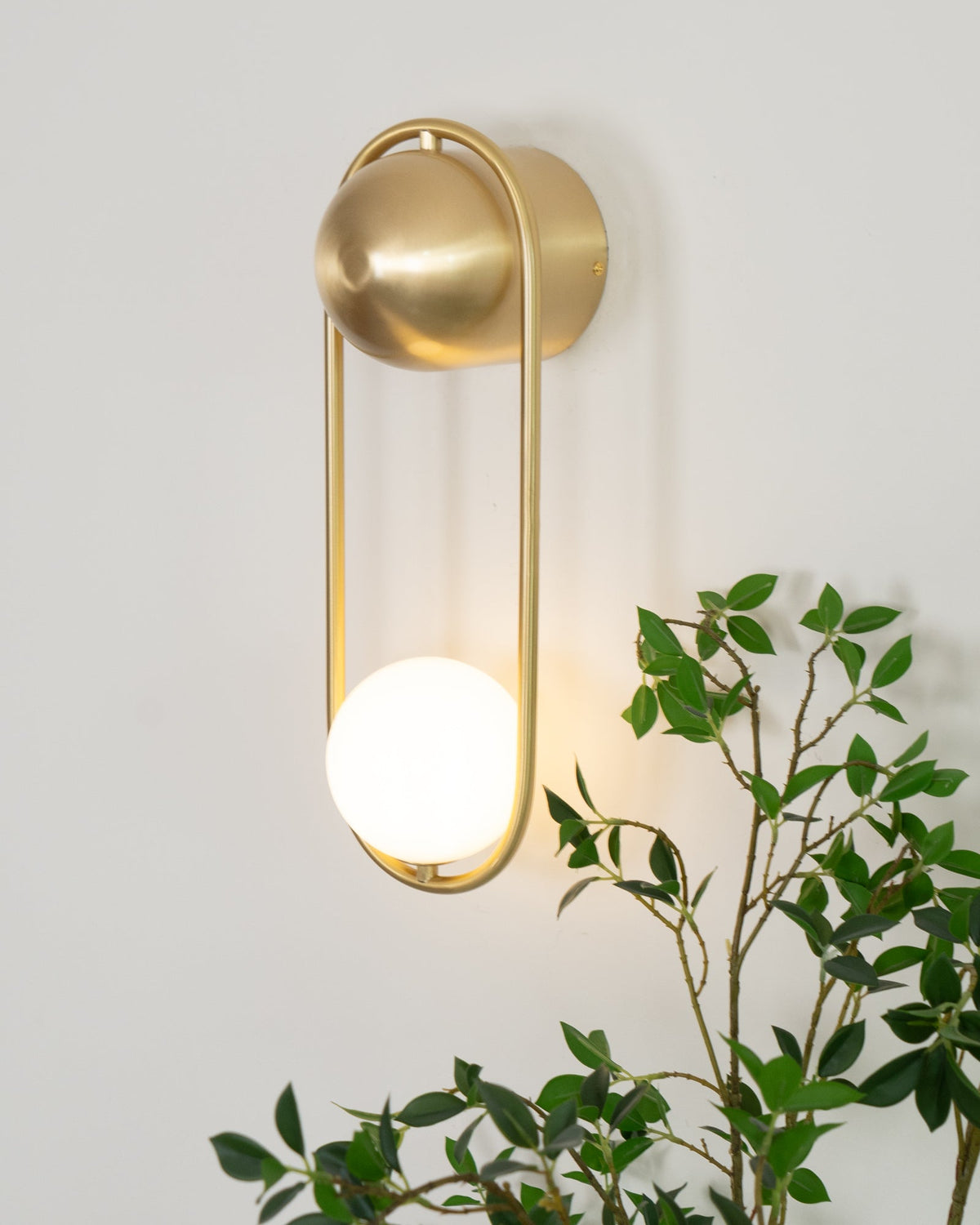 Solarine Radiain aplique de pared minimalista en latón