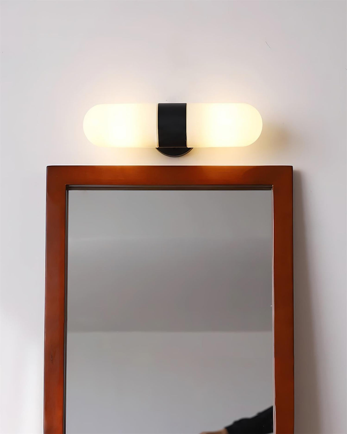 Aplique de pared de metal y vidrio moderno minimalista vertical para dormitorio