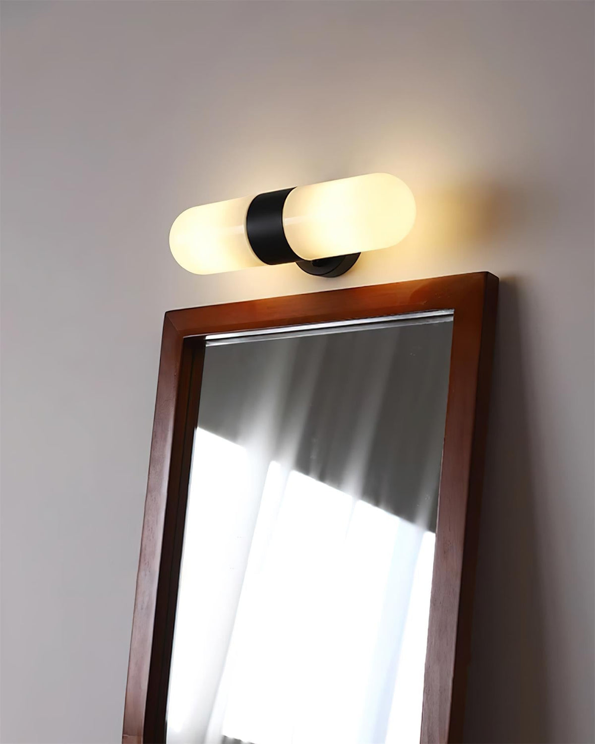 Aplique de pared de metal y vidrio moderno minimalista vertical para dormitorio
