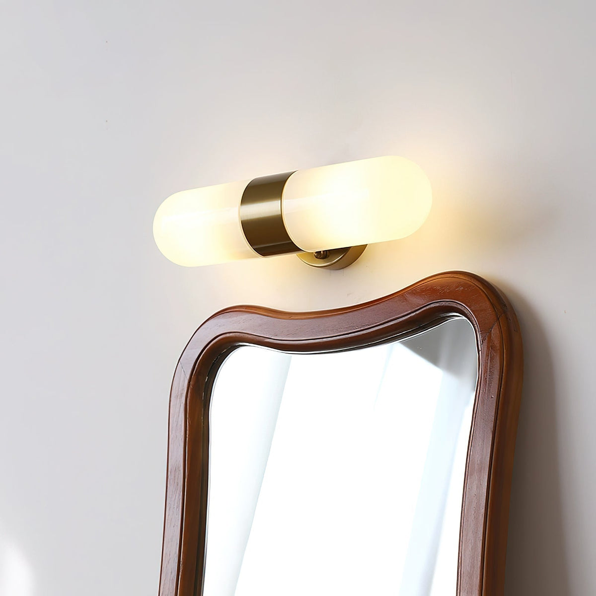 Aplique de pared de metal y vidrio moderno minimalista vertical para dormitorio